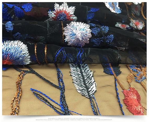 Tela 100% bordada floral pesada do laço da malha do poliéster para o vestido do traje de DIY