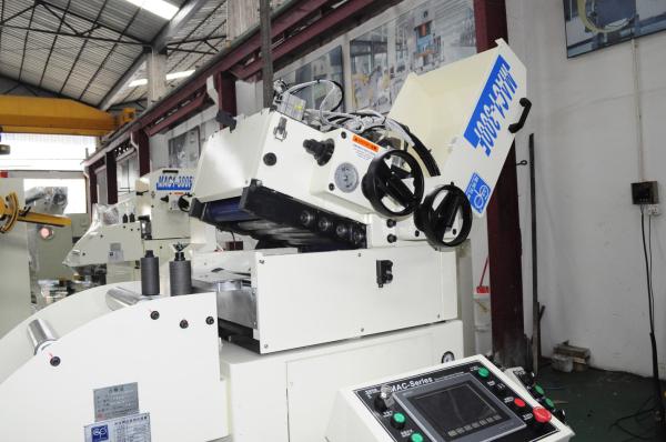 Fully Automatic NC Zig Zag Servo Roll Feeder 0.3-3.2mm Thickness Decoiler Straightener Feeder