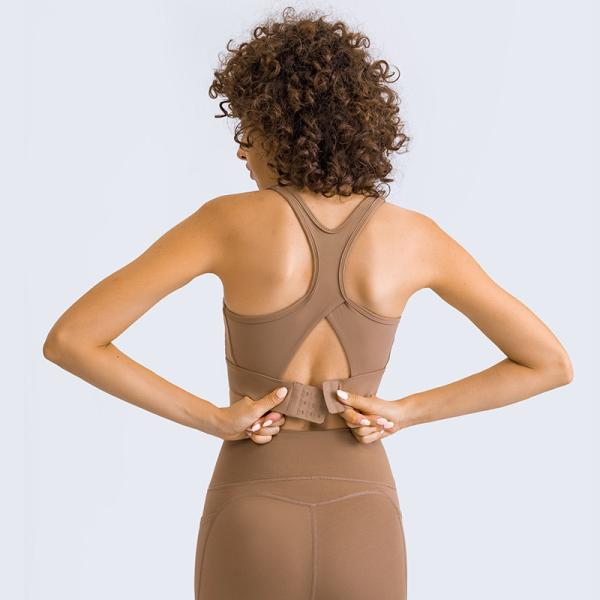 De três mulheres da curvatura da fileira dos esportes do sutiã cavidade para trás à prova de choque