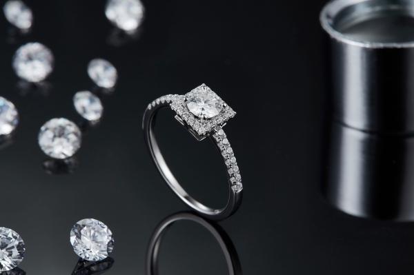 White Grandeur Custom  Square Design Moissanite Diamonds Pave Engagement  For Women Ring