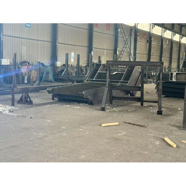 Escaleras exteriores de acero de grado industrial hermosas duraderas resistentes a la corrosión escaleras exteriores seguras hechas para fábricas industriales comerciales almacenes