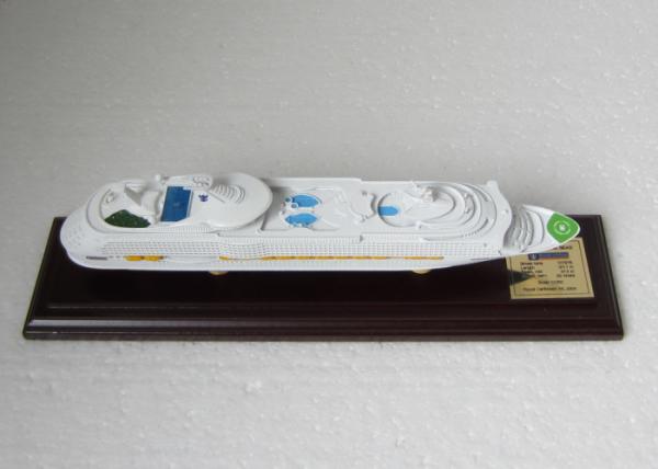 Holland Yacht Toy Cruise Ship Model With Single Piece Assembly Anchor Material