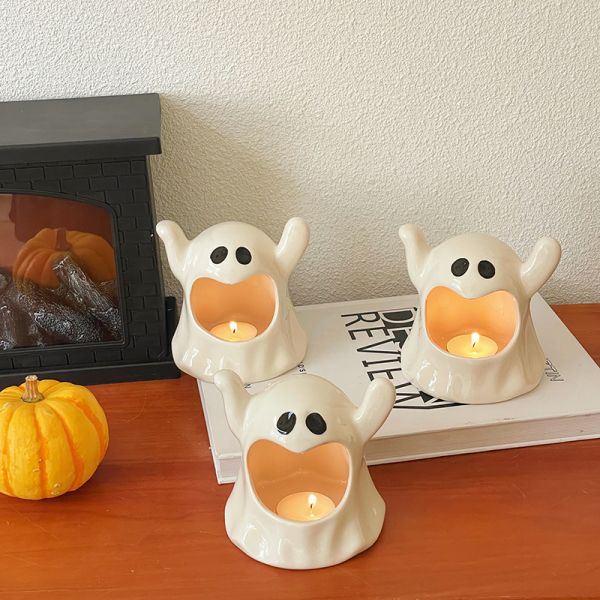 Небольшие белые керамические декоративные части ясно сделали по образцу напечатанный выбитый высекаенный дизайн