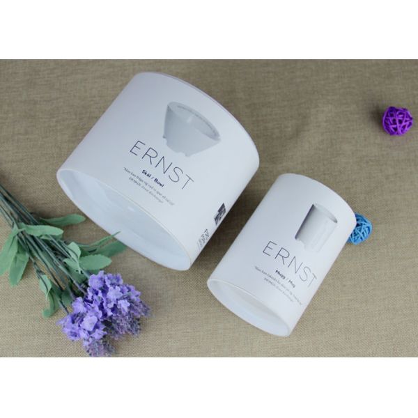 Белая пробка бумаги картона упаковывая работу пластичной крышки простирания ручную