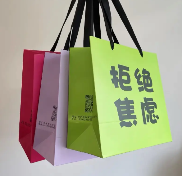 Печатная розничная торговля одеждой, упаковка бумажной сумки, покупки, упаковка бумажной сумки