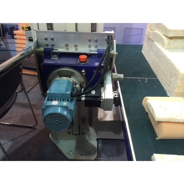 Belt Conveyor Flexible Polyurethane Oscillating Blade Cutting Machine For Reboun Foam