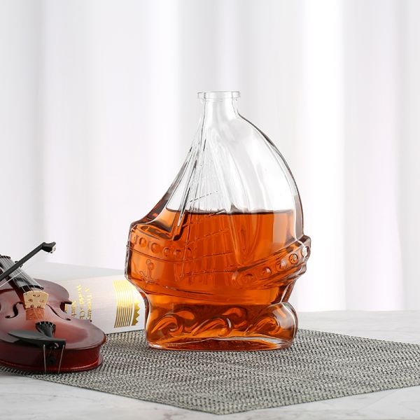 750 ml de garrafa de vidro transparente Whiskey Vodka com o último design e colar de alumínio plástico PP