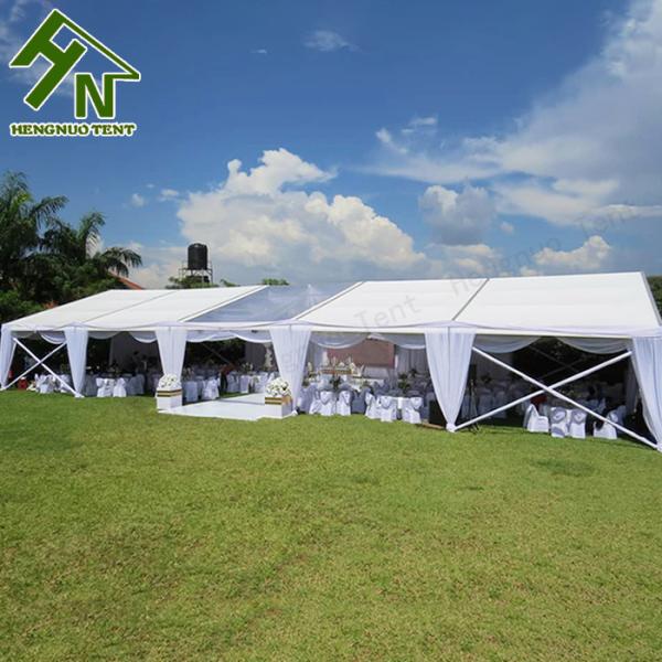 Utilização de Mandap Gala Marquee Tent High Space com decoração do teto