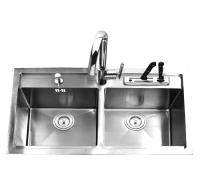La cuisine à la main de la campagne moderne évier équivalent bassin du centre de drainage