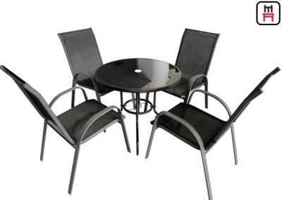 O restaurante exterior da cafetaria apresenta a mobília do jardim de Textilene com cadeiras do braço