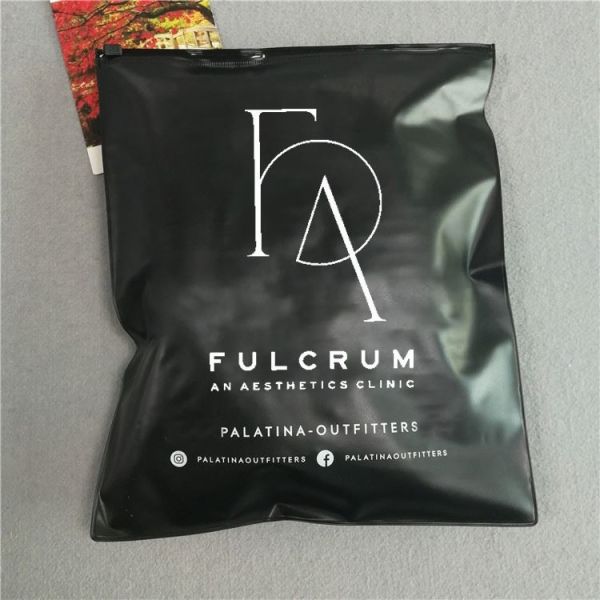 Bolsas de embalaje personalizadas con cremallera negra de polivc para ropa con capucha
