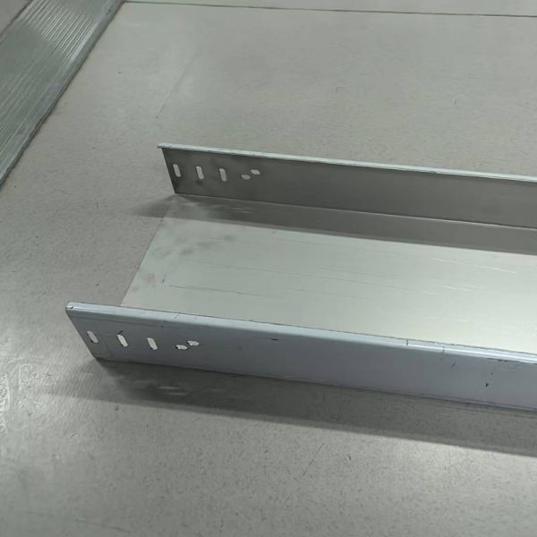 Non Combustible Stainless Iron Electric Cable Trunking For Wall Mounted Or Suspended Installation