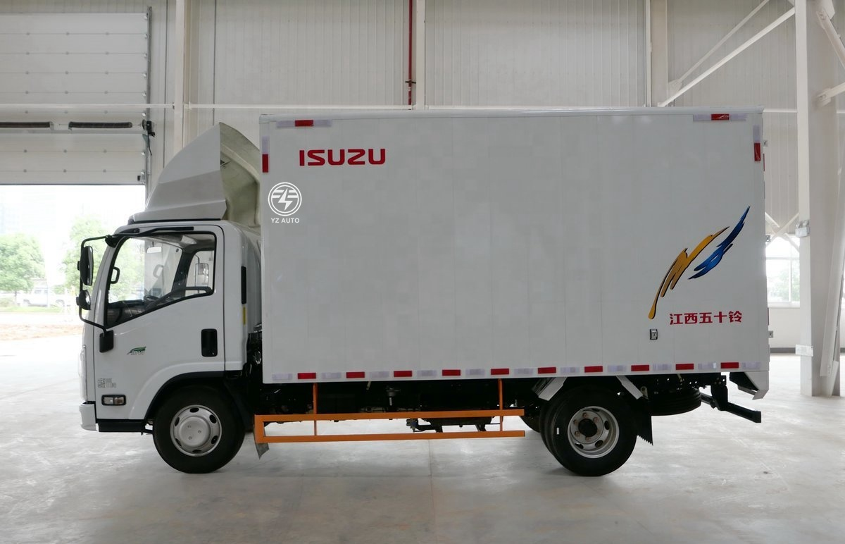 Manual Transmission 170HP 4.08m Single Row Van Light Cargo Truck With 160L Oil Tank