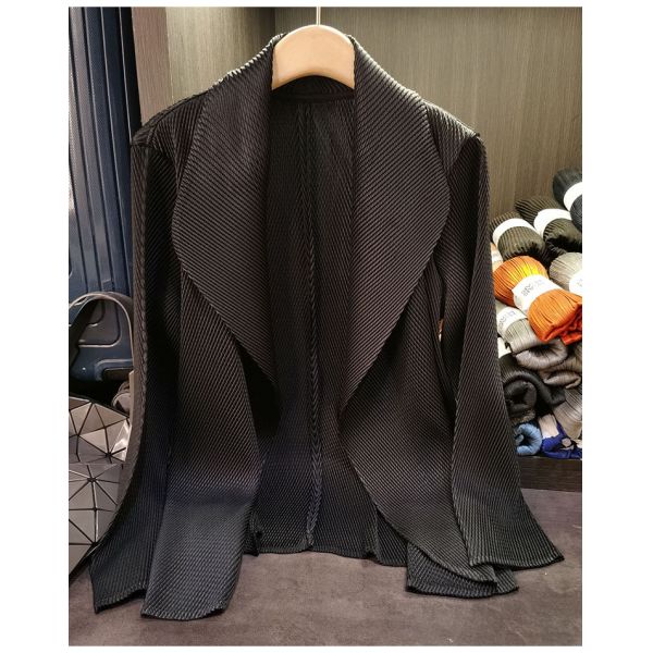 Spring 2025 Women's Solid Color Lapel Long Sleeved Pleated Women's Long Coat