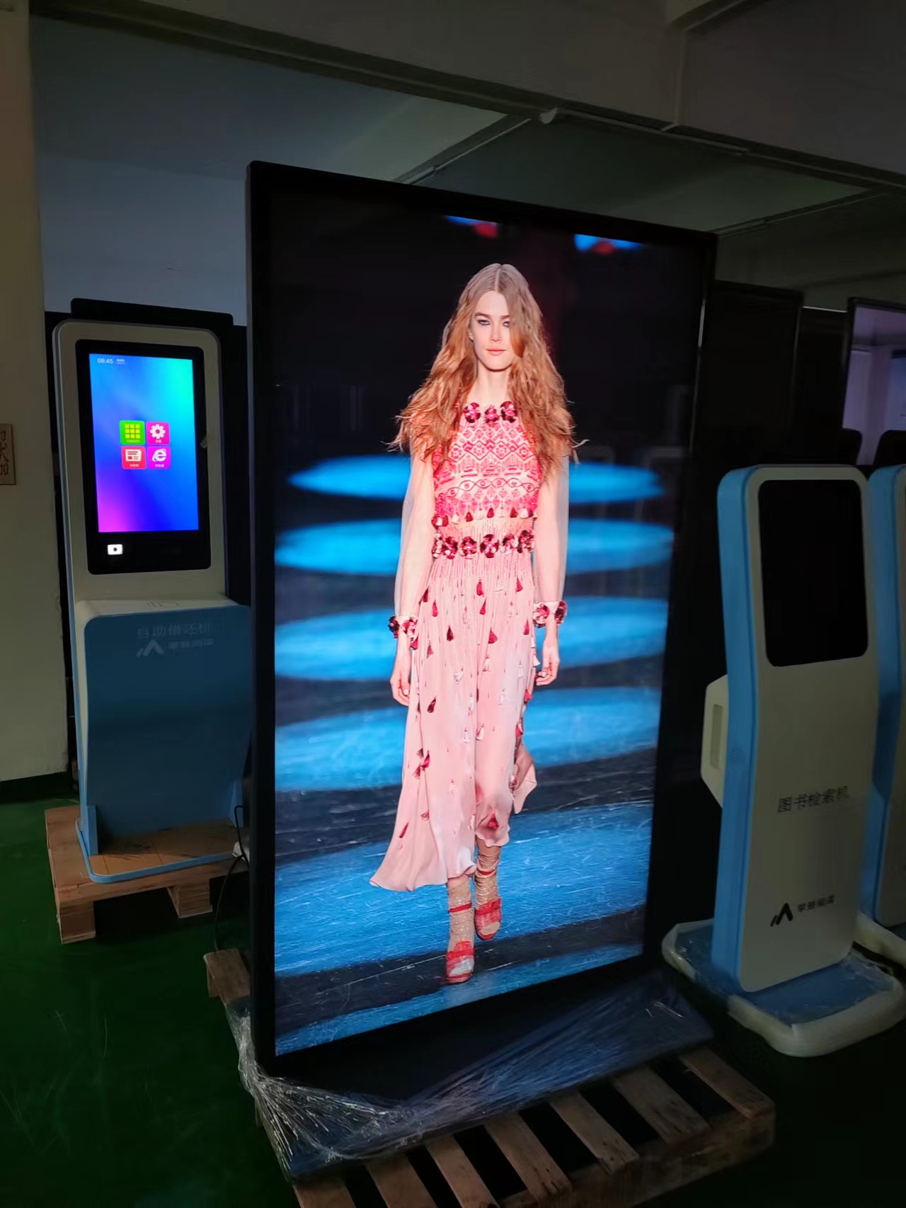 70 дюймовый полноэкранный 4k полный стоящий цифровой вывески TFT LCD сенсорный экран Киоск