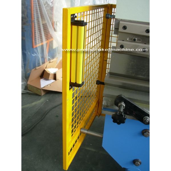 Отожмите тормоз прессы металлического листа плашек ВК67К тормоза гидравлический гнуть управление 2 осей