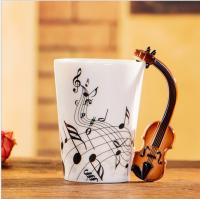 tasses en céramique faites sur commande 13OZ du voyage 3D créatif avec la poignée de violon