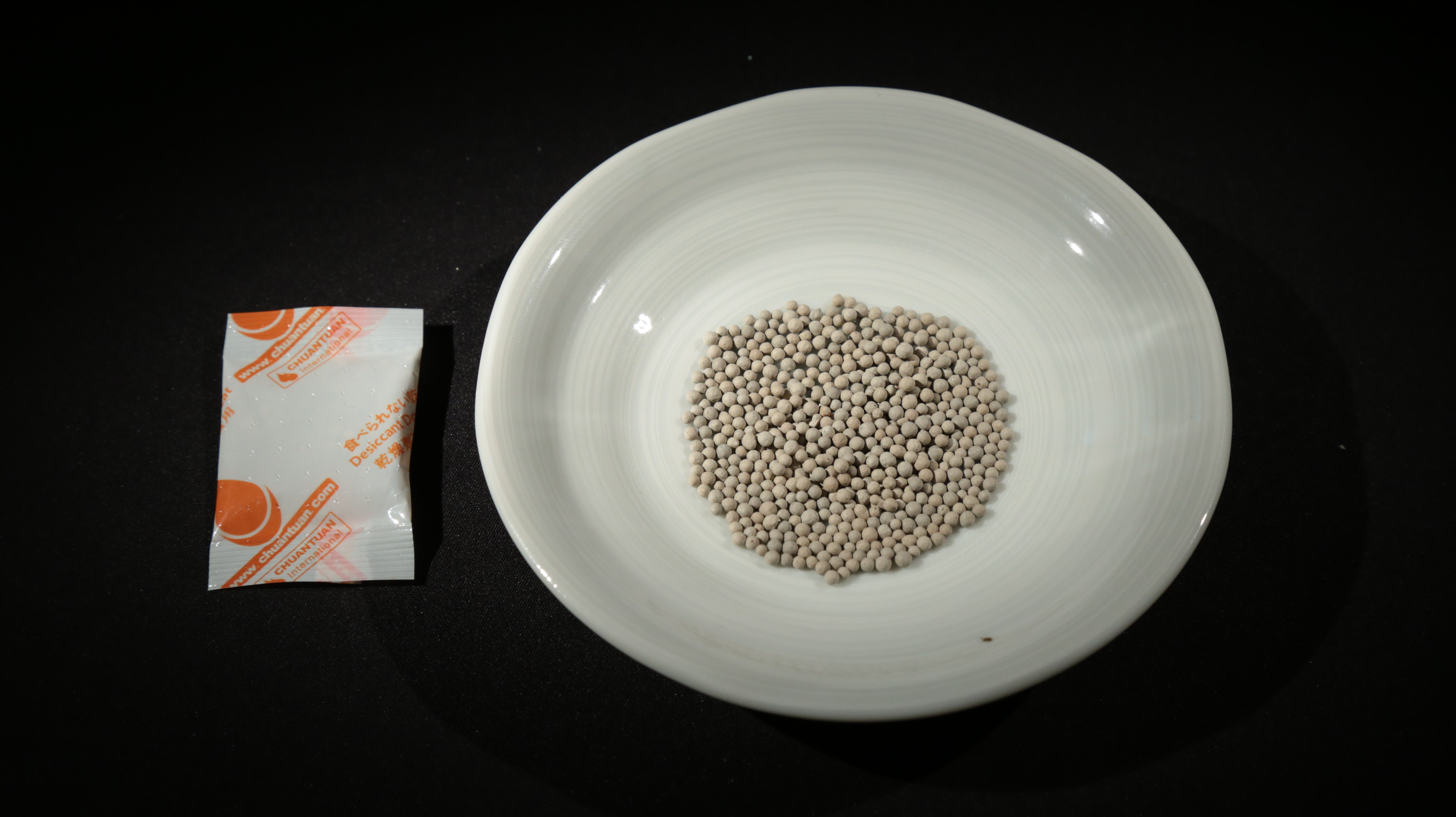 Portable Small Desiccant Packs , Clay Desiccant Packs With Quartz And Calcium Chloride Material