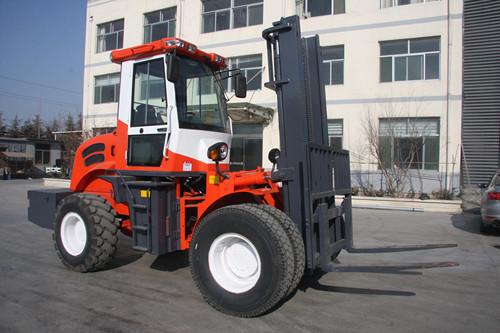 Diesel de Off Road - caminhão de forquilha posto 5500kg da pálete da empilhadeira 4WD com CE