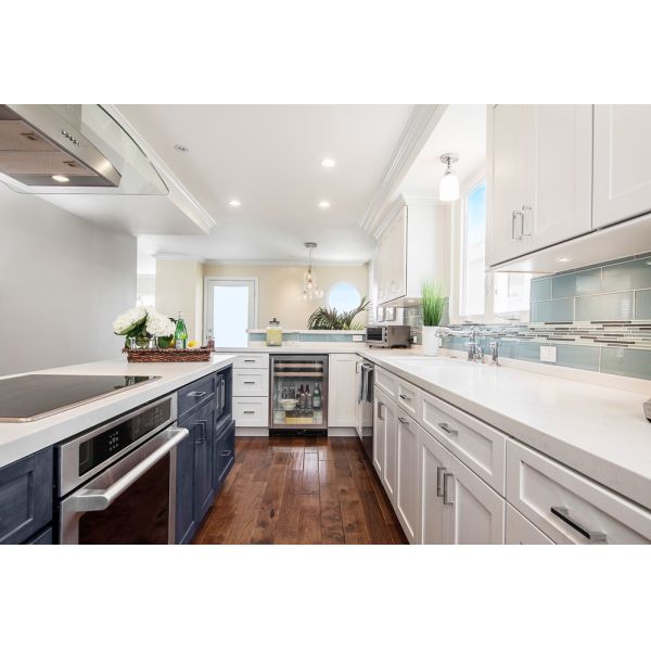 Durable Lacquer Shaker Style Kitchen Cabinet for Moisture Resistance in Villa Kitchen