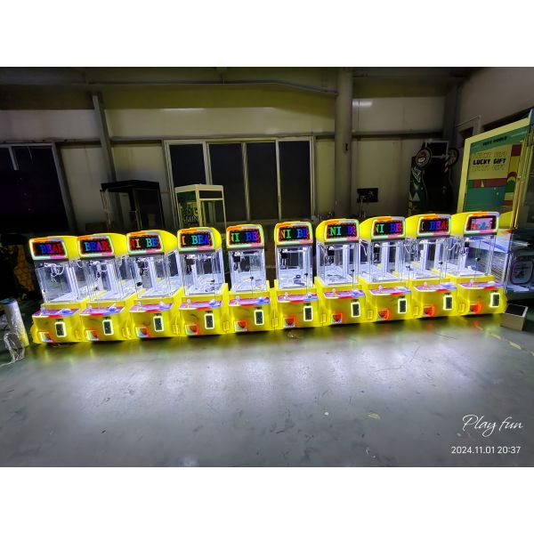 Wholesale Cheap Coin Operated Colorful Plastic Toys Candy Super Tank Toy Gift Dolls Grabber Mega Crane Mini Claw Machine Toys