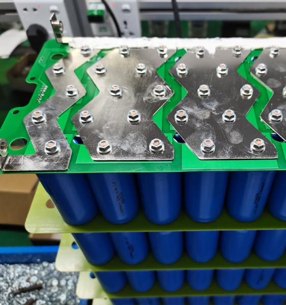 2000 cellules cylindriques LiFePO4 de longue durée de temps de cycle 32700 3.2v 6000mah pour des lumières solaires