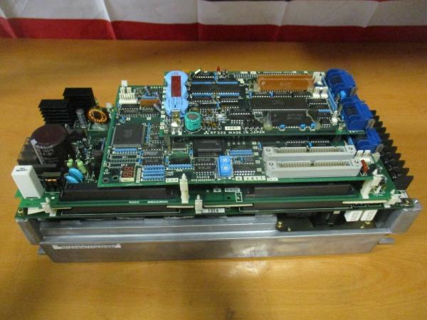 O SERVO SERVO DA C.A. DO AMPÈRE DA MOVIMENTAÇÃO SERVO DE MITSUBISHI MR-S12-80A-Z33 CONDUZ O CARTÃO DA OPÇÃO DE 2 LINHAS CENTRAIS - RF-322