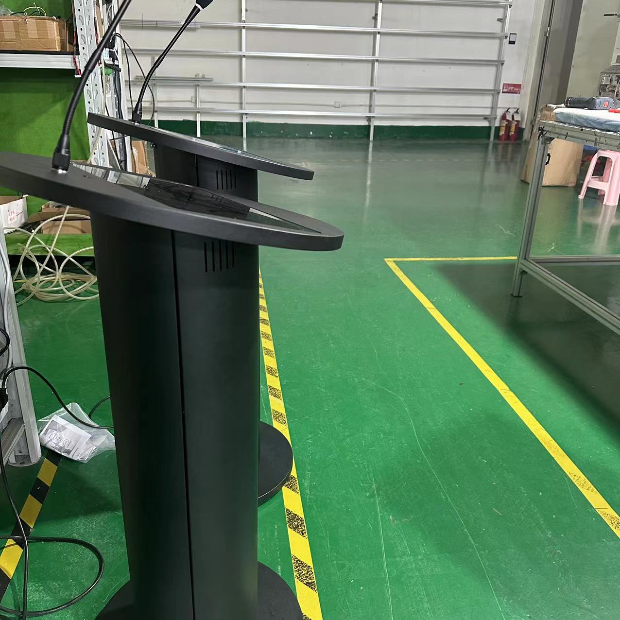 Мультимедийный цифровой подиум 13,3-дюймовый pcap touch lcd экрана громкоговоритель усилитель и беспроводный микрофон для встреч