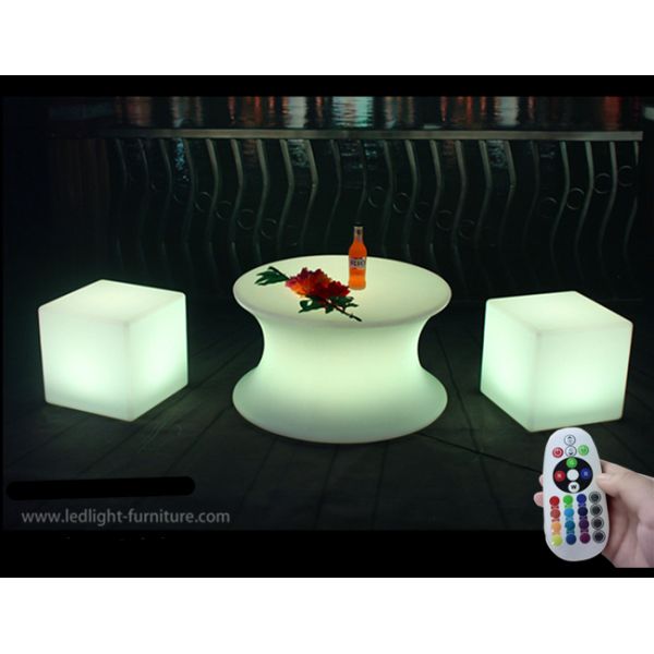 A mudança das cores do RGB ilumina acima a mesa de centro com permutável e o de controle remoto