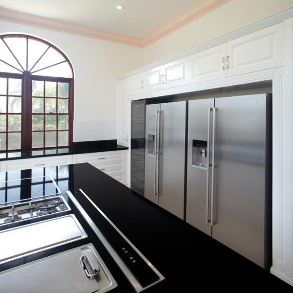 White Solid Wood Kitchen Cabinet Customized European Style