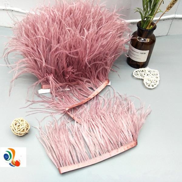 Crie um ambiente luxuoso com bordados de frange de penas de avestruz e fitas de fita satinada
