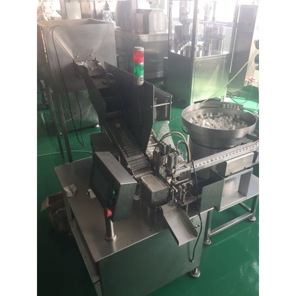 Tipo horizontal máquina de engarrafamento plástica do tubo para a embalagem efervescente da tabuleta