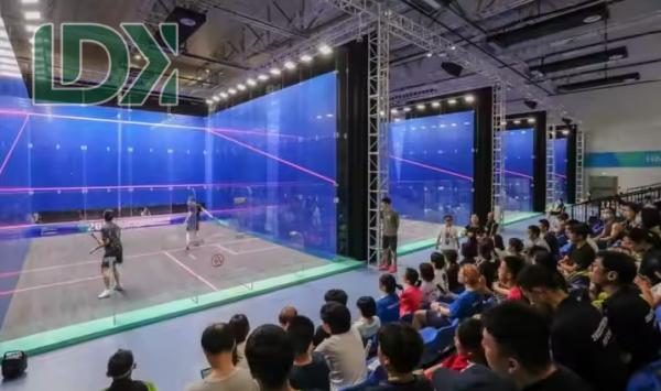 Lieu d'entraînement de compétition de cour de squash panoramique standard LDK2022E avec mur de verre bleu