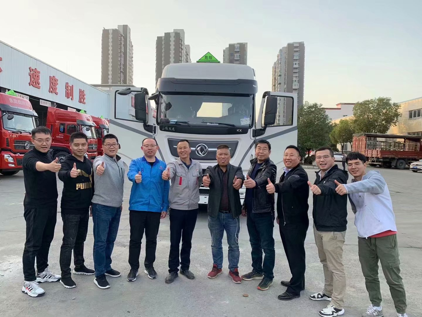 4700mm Base de ruedas 6-Tier Dongfeng 4x2 Camino de emergencia camión destrozador de elevadores de cama plana remolque