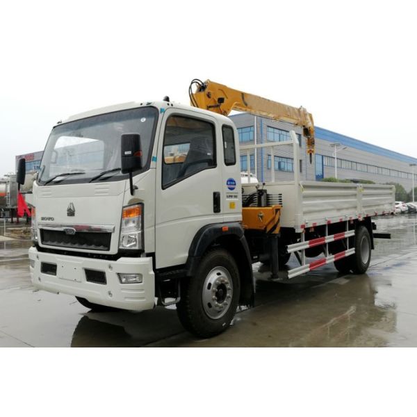 Sinotruk HOWO Telescopic Boom Truck Mounted Crane 5 Ton For Construction Material Transportation
