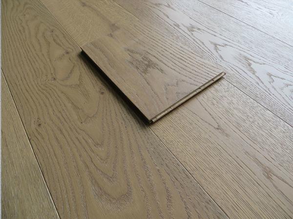 Le chêne blanc balayé a machiné le plancher en bois avec, les taches populaires australiennes de couleur
