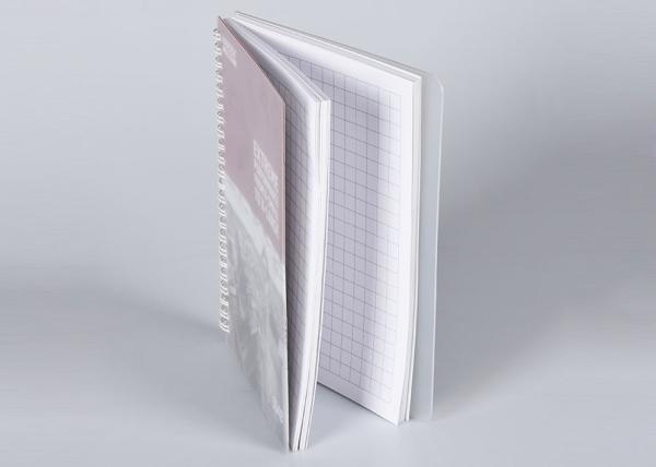 Do caderno duro da tampa do emperramento espiral cor completa deslocada para trabalhos de casa dos estudantes