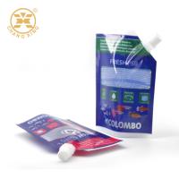 Tenez-vous vers le haut du label de Privatel le bec qu'en plastique de couvercle à visser met en sac pour le liquide