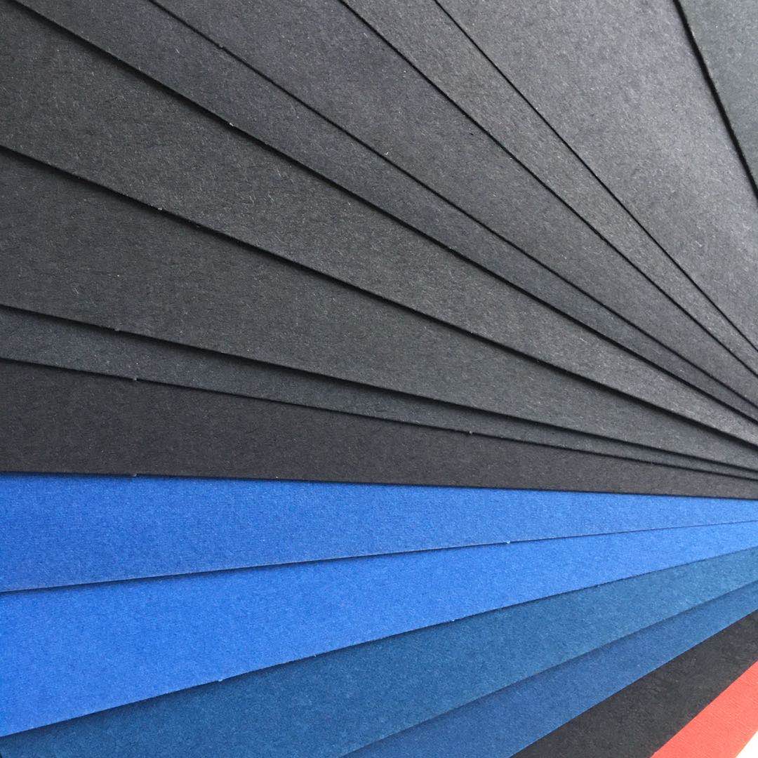 Повторно используйте упаковочную бумагу картона размера 50x56cm 150gsm 180gsm черную
