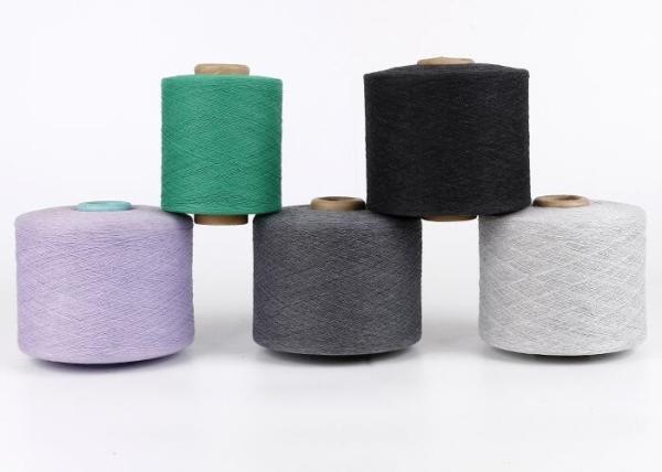 As cores brancas óticas do fim aberto reciclaram o fio de algodão puro Semi-penteado nos cones 8s-28s para máquinas de confecção de malhas
