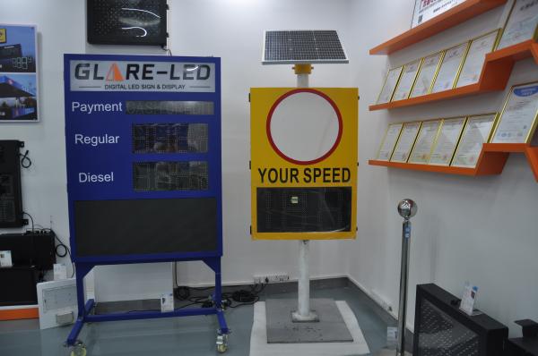 Segurança rodoviária 50W Pico de potência sinal de velocidade de radar portátil com 600x1000 sinais de radar portátil