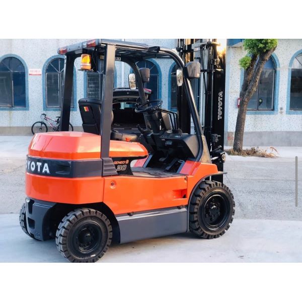 Carretilla elevadora eléctrica usada Toyota de 3 toneladas y 3 metros de Japón, con alta potencia de batería y en muy buen estado