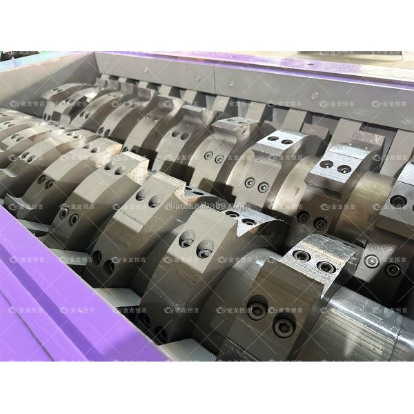 Déchiqueteuse de métaux légère et mince à charge lourde avec des tailles de sortie personnalisables et une large application pour le recyclage des déchets métalliques