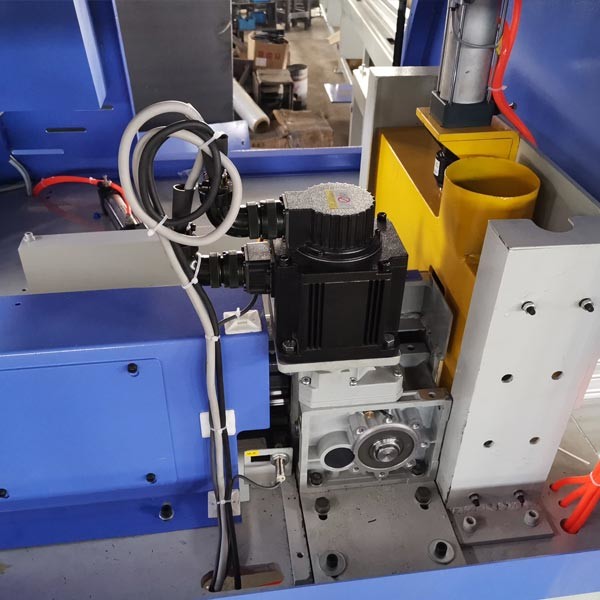 Древесина поперечной резки CNC автоматическая преграждает ленточную пилу пиломатериала