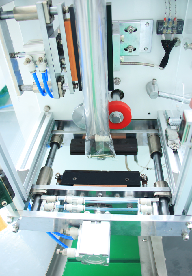 Three side sealing vertical packaging machine automatic sealing machine hardware accessories small parts packaging machine