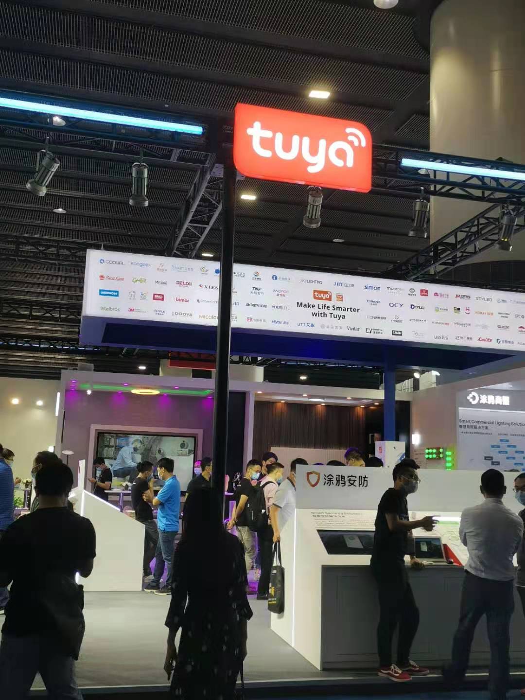 2 выход Tuya умного гнезда штепсельной вилки WIFI Pin Японии удаленный электрический