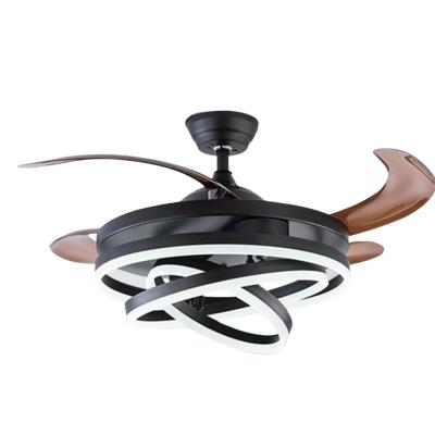 L'éclairage moderne des chambres à coucher: plafond invisible avec ventilateur et télécommande