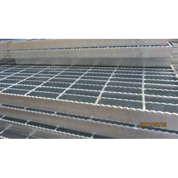 Горячая окунутая Серратед стальная решетка 30 кс 5 с сталью извива гальванизированной Адвокатурой