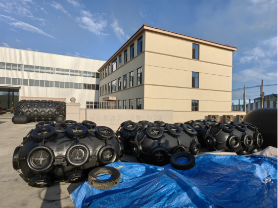 STS basse force de réaction Yokohama Pneumatique Fenders en caoutchouc avec chaîne et pneus