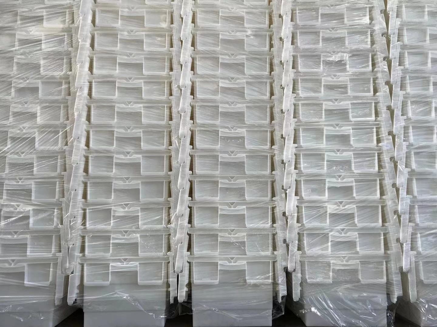 Theftproof 600*400mm пластиковые Totes хранения с прикрепленной на петлях крышкой